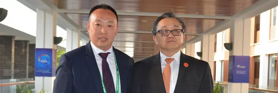 男人和女人操逼视频。联合国副秘书长刘振民和赵章栓会长在博鳌亚洲论坛亲切交"